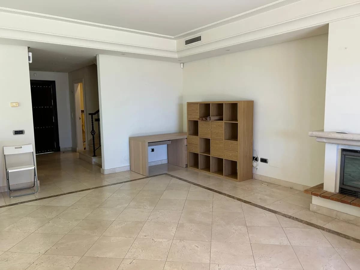 4 Bedroom Semi-Detached House for Sale in The Golden Mile, Málaga - Image 6