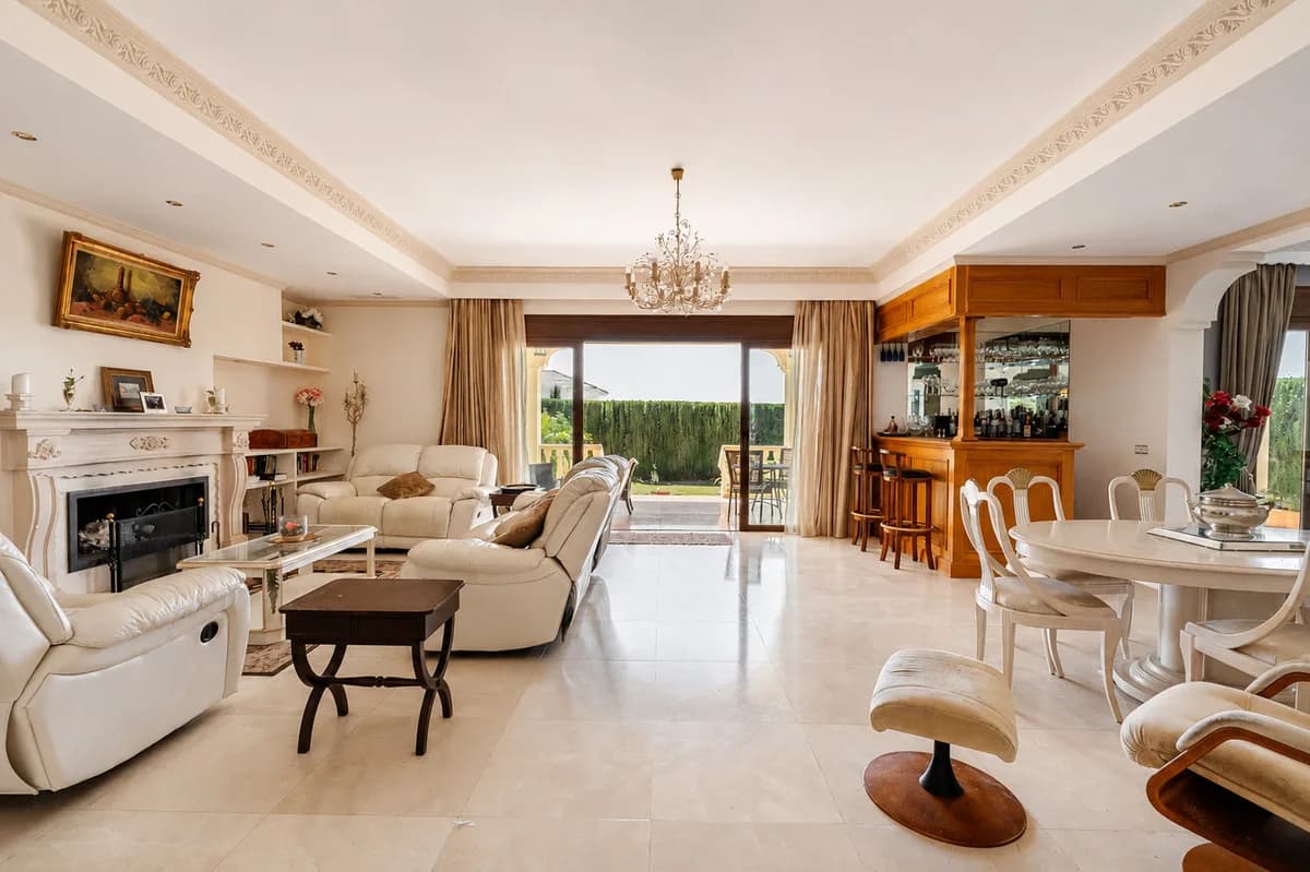 5 Bedroom Detached Villa for Sale in La Quinta, Málaga - Image 8
