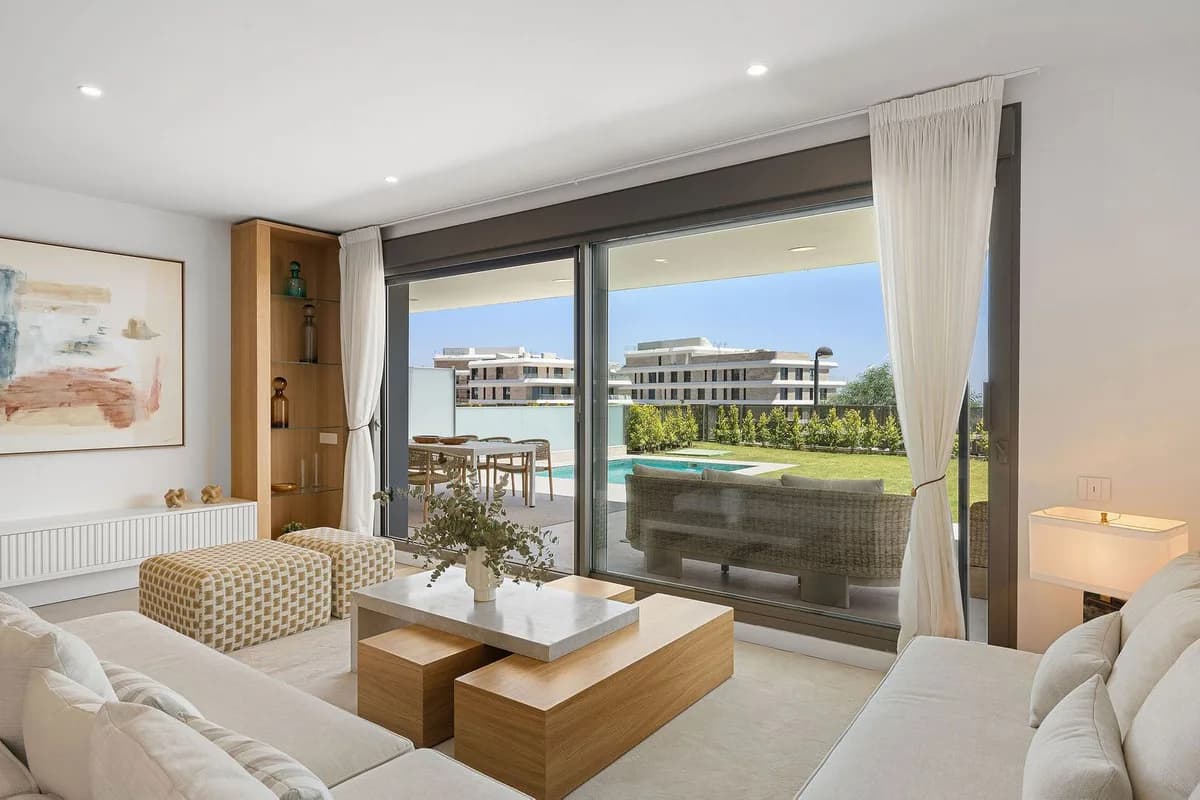 3 Bedroom Ground Floor Apartment for Sale in Selwo, Málaga - Image 2