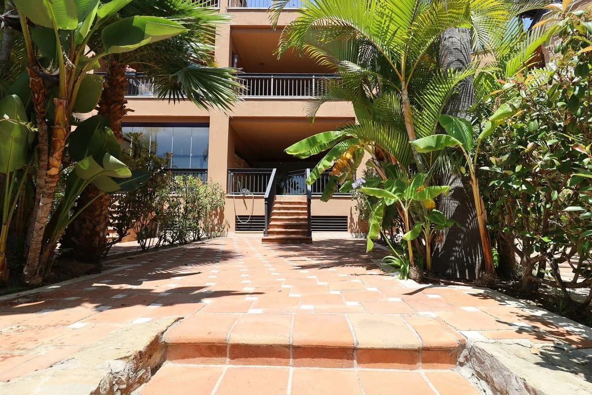 4 Bedroom Ground Floor Apartment for Sale in San Pedro de Alcántara, Málaga - Image 2