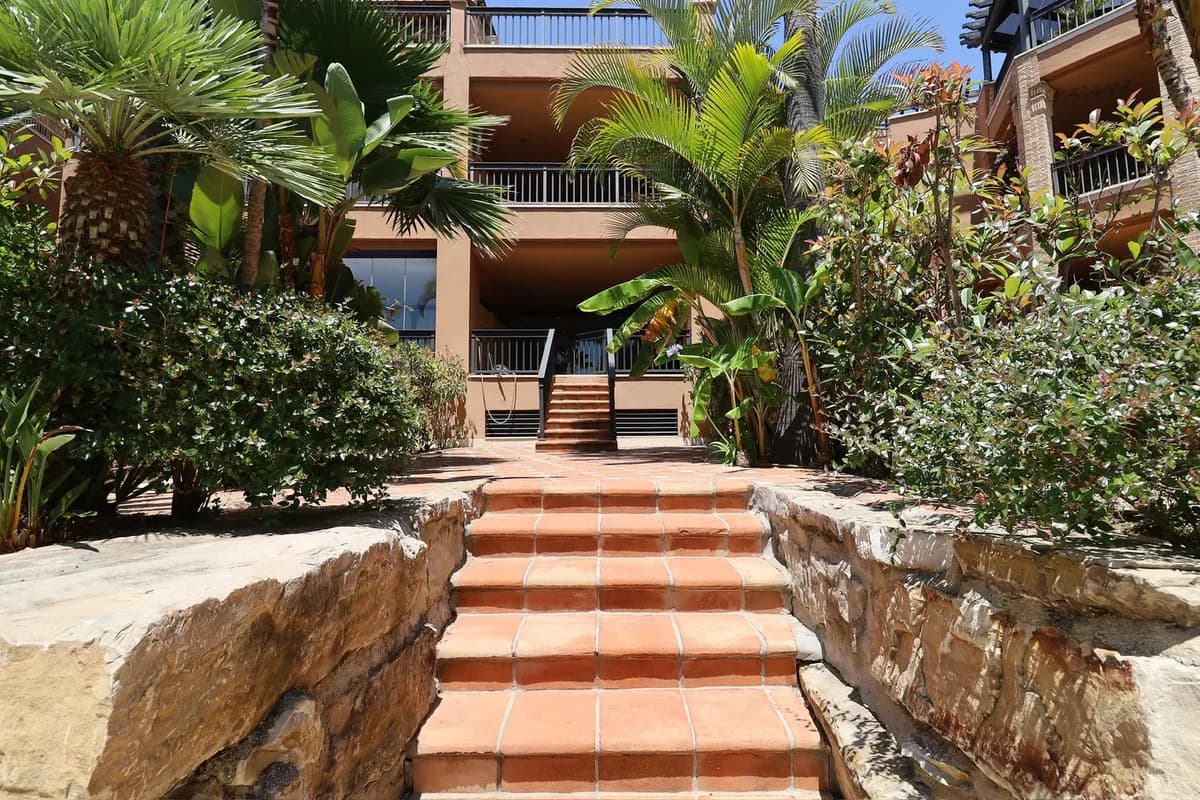 4 Bedroom Ground Floor Apartment for Sale in San Pedro de Alcántara, Málaga - Image 8