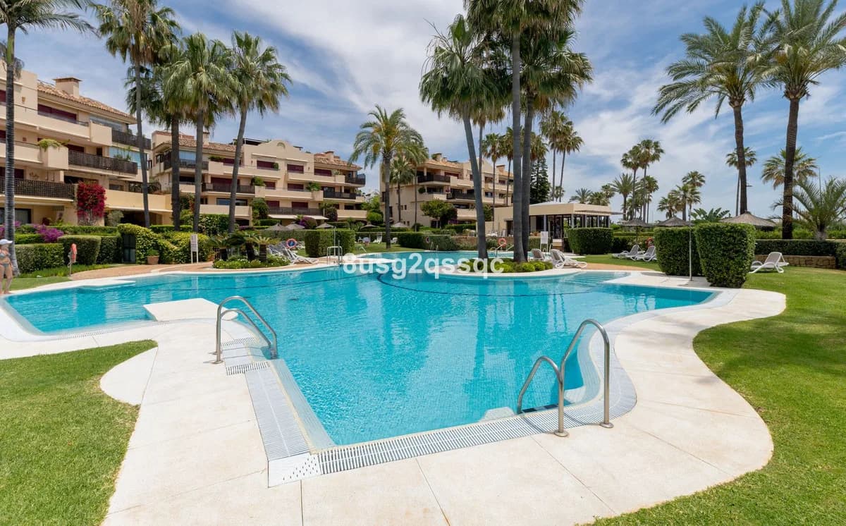 2 Bedroom Middle Floor Apartment for Sale in Costalita, Málaga - Image 5