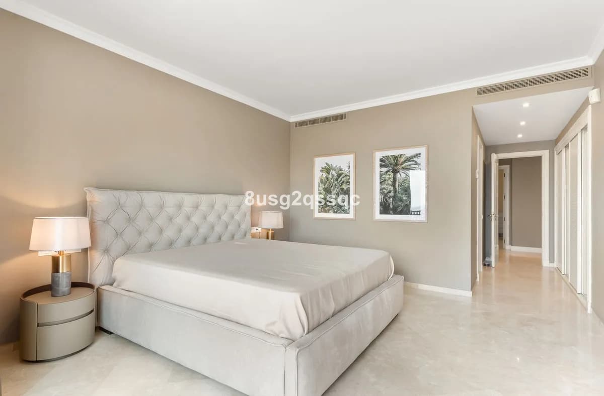 2 Bedroom Middle Floor Apartment for Sale in Costalita, Málaga - Image 6