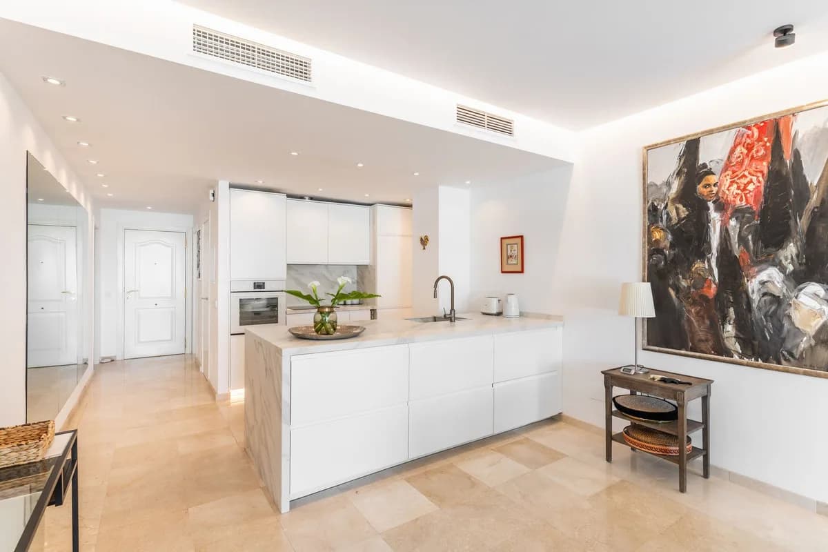 2 Bedroom Middle Floor Apartment for Sale in Estepona, Málaga - Image 2