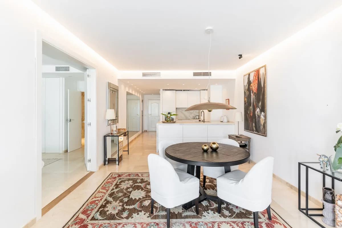 2 Bedroom Middle Floor Apartment for Sale in Estepona, Málaga - Image 4