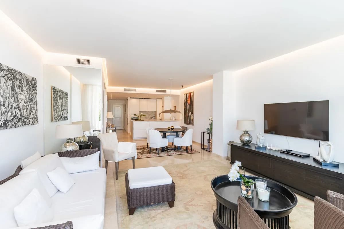 2 Bedroom Middle Floor Apartment for Sale in Estepona, Málaga - Image 8