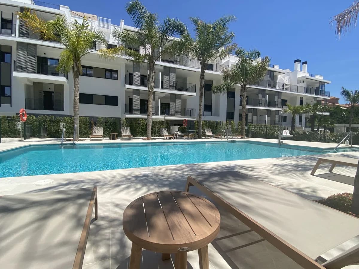 3 Bedroom Middle Floor Apartment for Sale in Estepona, Málaga - Image 2