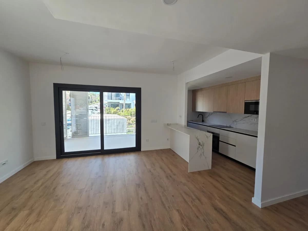 3 Bedroom Middle Floor Apartment for Sale in Estepona, Málaga - Image 4