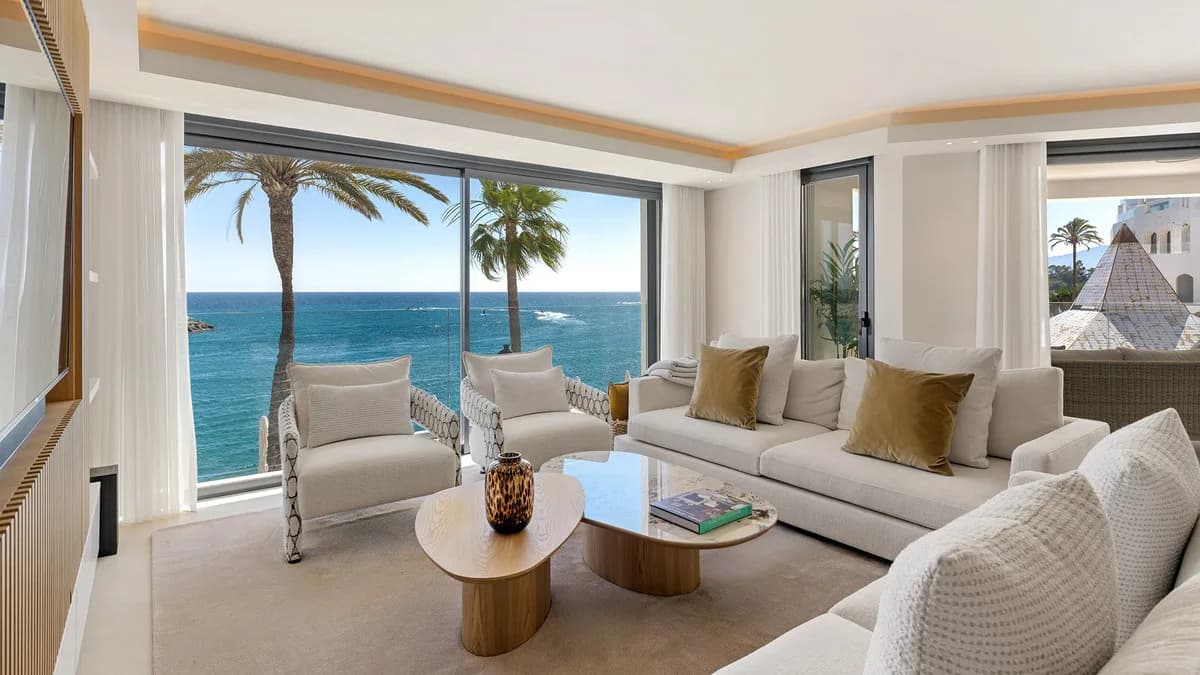 3 Bedroom Middle Floor Apartment for Sale in Puerto Banús, Málaga - Image 2
