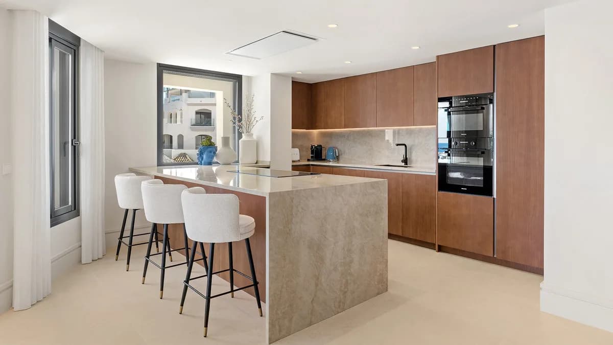 3 Bedroom Middle Floor Apartment for Sale in Puerto Banús, Málaga - Image 8