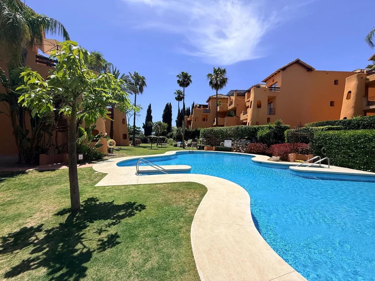 2 Bedroom Middle Floor Apartment for Sale in Estepona, Málaga - Image 2