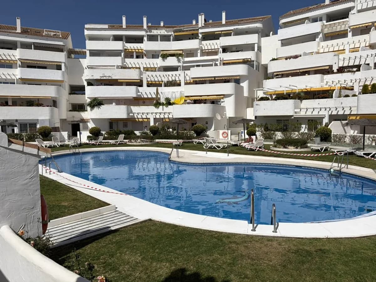 2 Bedroom Middle Floor Apartment for Sale in Nueva Andalucía, Málaga