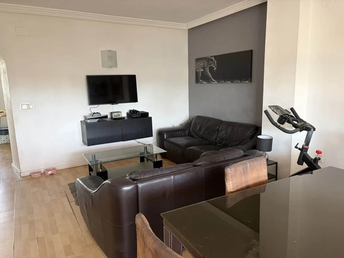 2 Bedroom Middle Floor Apartment for Sale in Nueva Andalucía, Málaga - Image 2