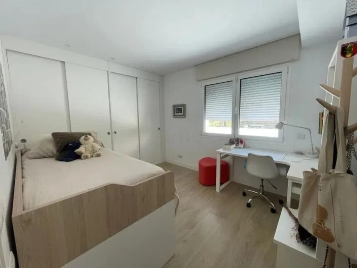 4 Bedroom Middle Floor Apartment for Sale in Marbella, Málaga - Image 2