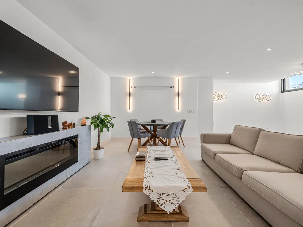 3 Bedroom Ground Floor Apartment for Sale in Cabopino, Málaga - Image 5
