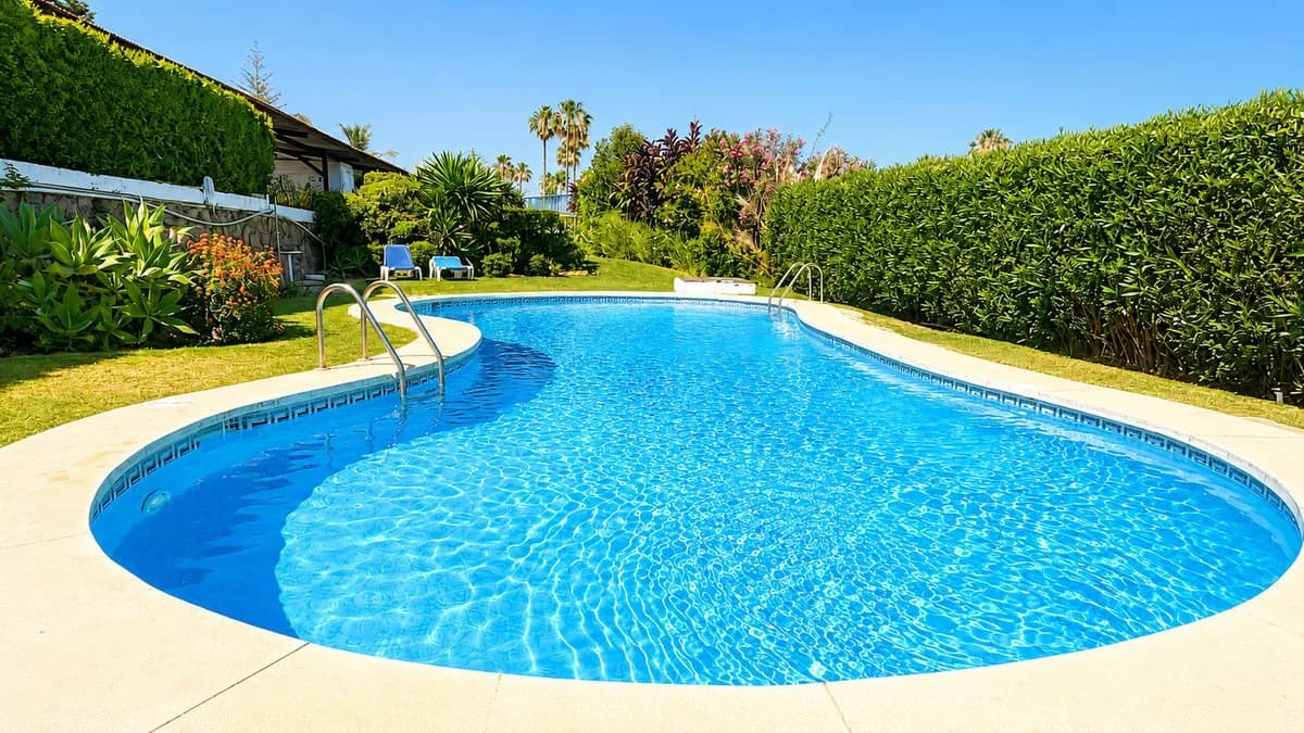 3 Bedroom Middle Floor Apartment for Sale in Estepona, Málaga - Image 3