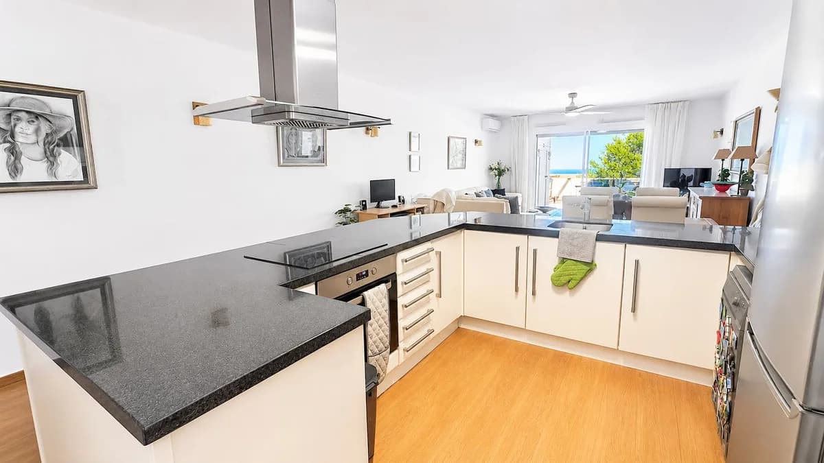 3 Bedroom Middle Floor Apartment for Sale in Estepona, Málaga - Image 4