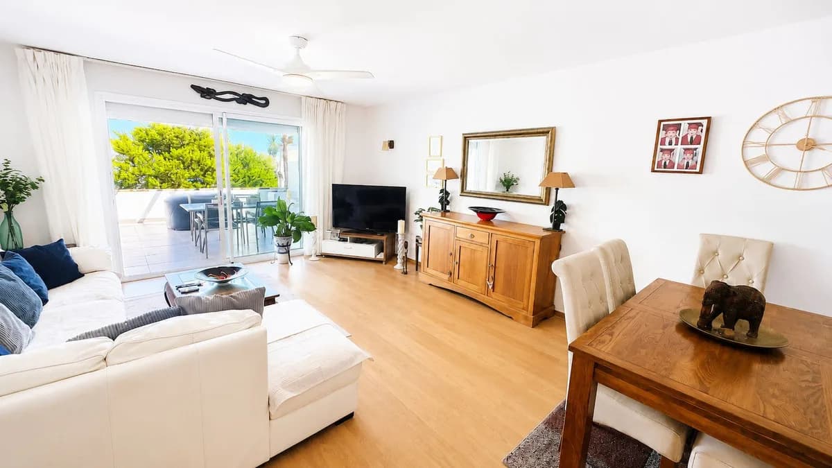 3 Bedroom Middle Floor Apartment for Sale in Estepona, Málaga - Image 6