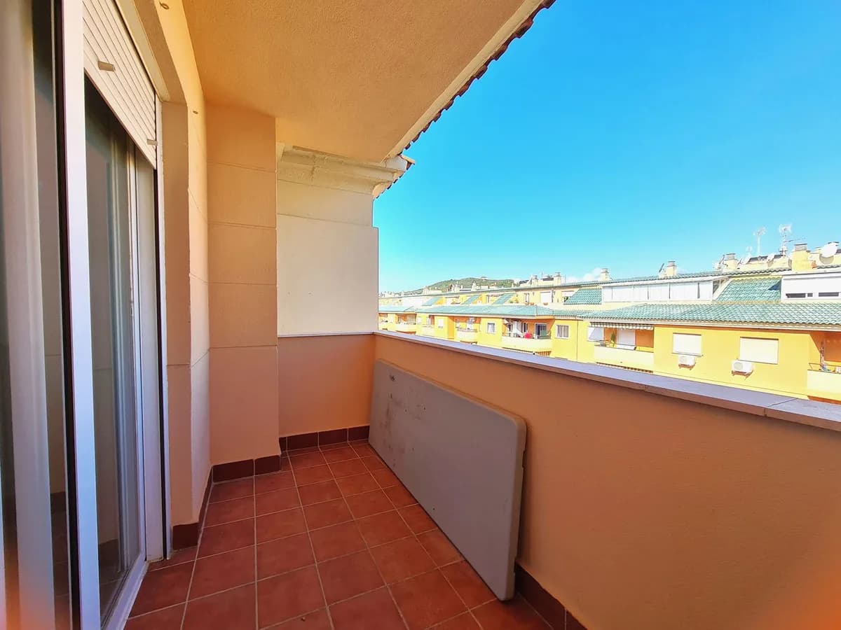 2 Bedroom Middle Floor Apartment for Sale in San Luis de Sabinillas, Málaga - Image 3