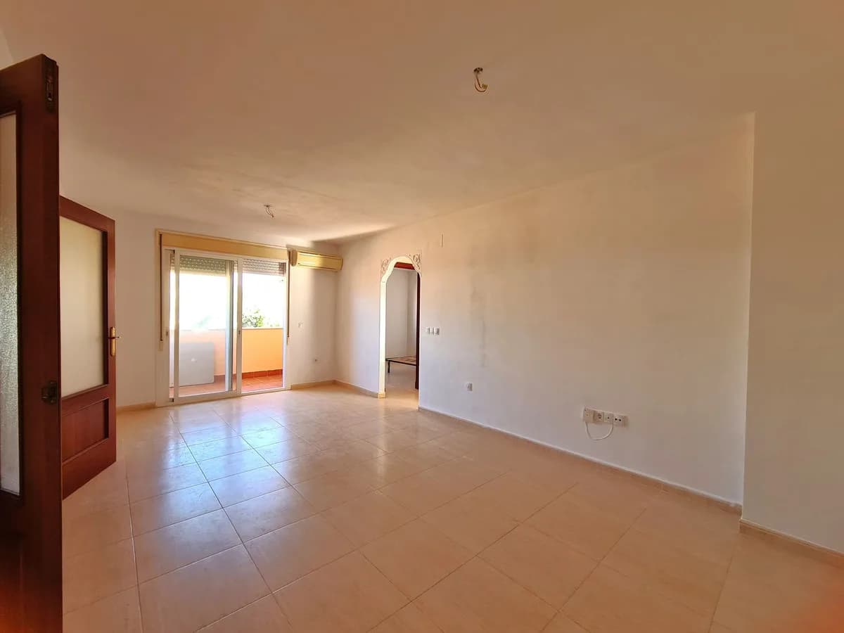 2 Bedroom Middle Floor Apartment for Sale in San Luis de Sabinillas, Málaga - Image 6