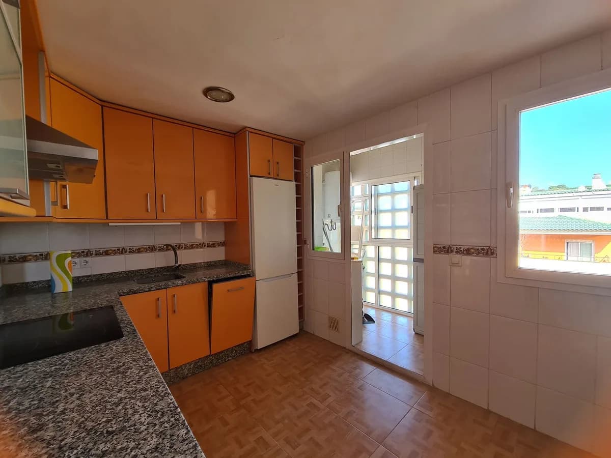 2 Bedroom Middle Floor Apartment for Sale in San Luis de Sabinillas, Málaga - Image 9