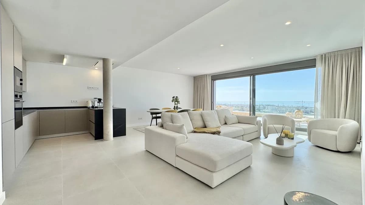 3 Bedroom Penthouse for Sale in Selwo, Málaga - Image 2