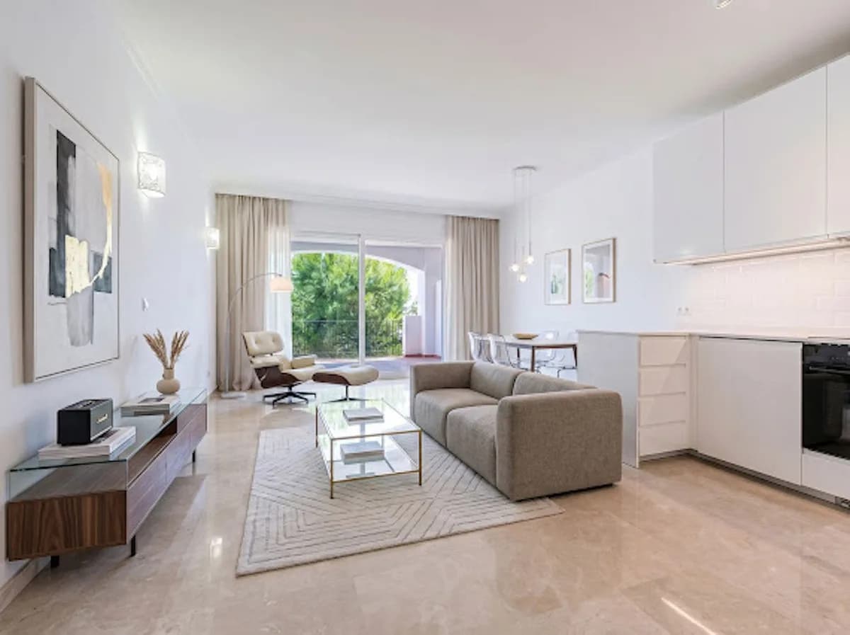 3 Bedroom Middle Floor Apartment for Sale in La Quinta, Málaga - Image 2