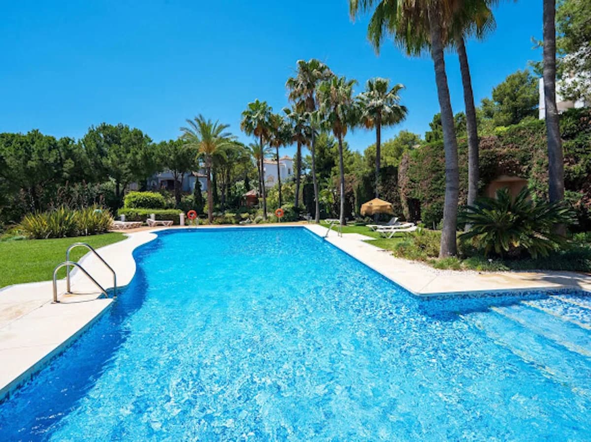 3 Bedroom Middle Floor Apartment for Sale in La Quinta, Málaga - Image 3