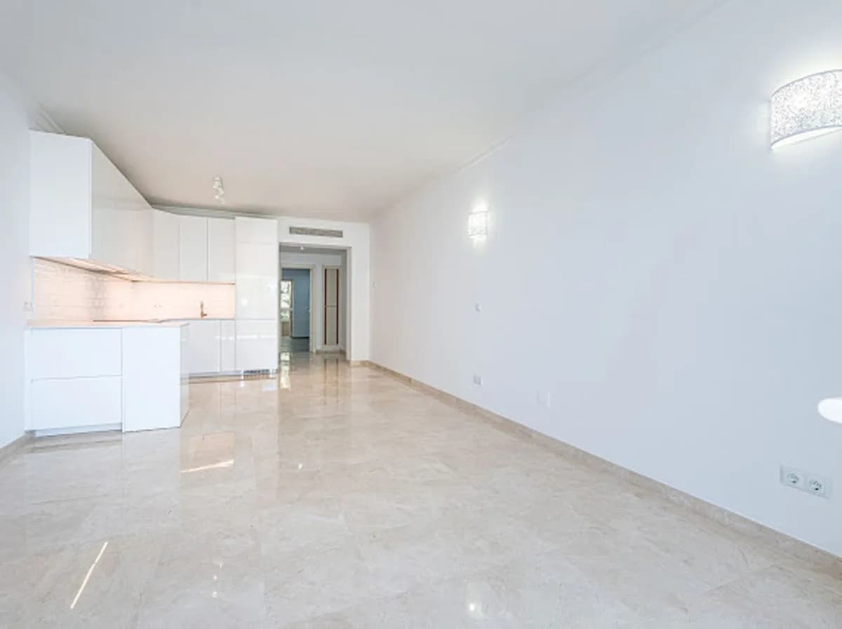 3 Bedroom Middle Floor Apartment for Sale in La Quinta, Málaga - Image 4