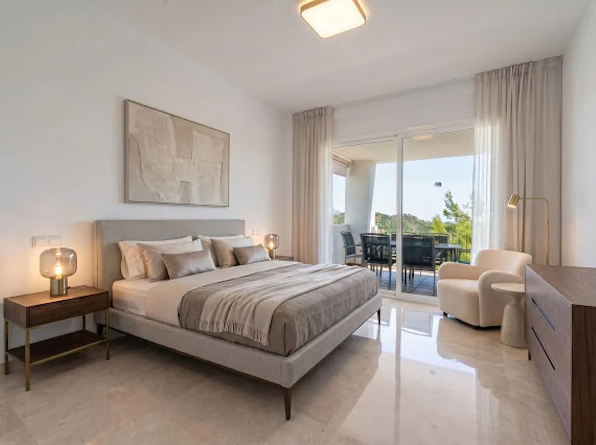 3 Bedroom Middle Floor Apartment for Sale in La Quinta, Málaga - Image 6