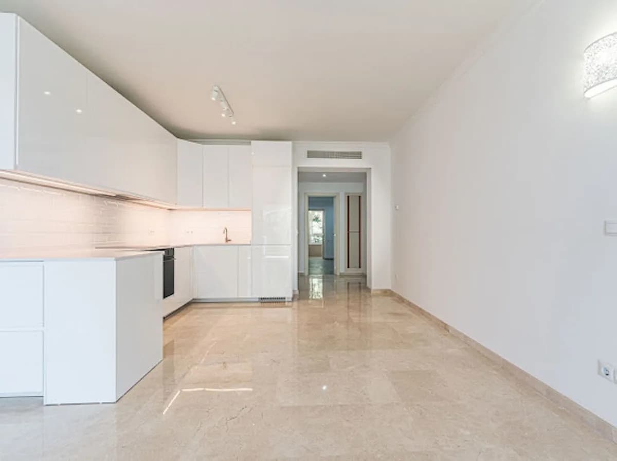 3 Bedroom Middle Floor Apartment for Sale in La Quinta, Málaga - Image 7