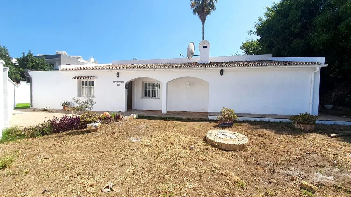 3 Bedroom Detached Villa for Sale in Fuengirola, Málaga - Image 2