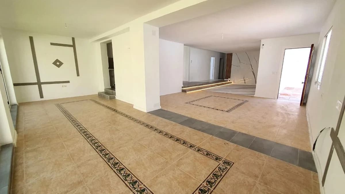 3 Bedroom Detached Villa for Sale in Fuengirola, Málaga - Image 4
