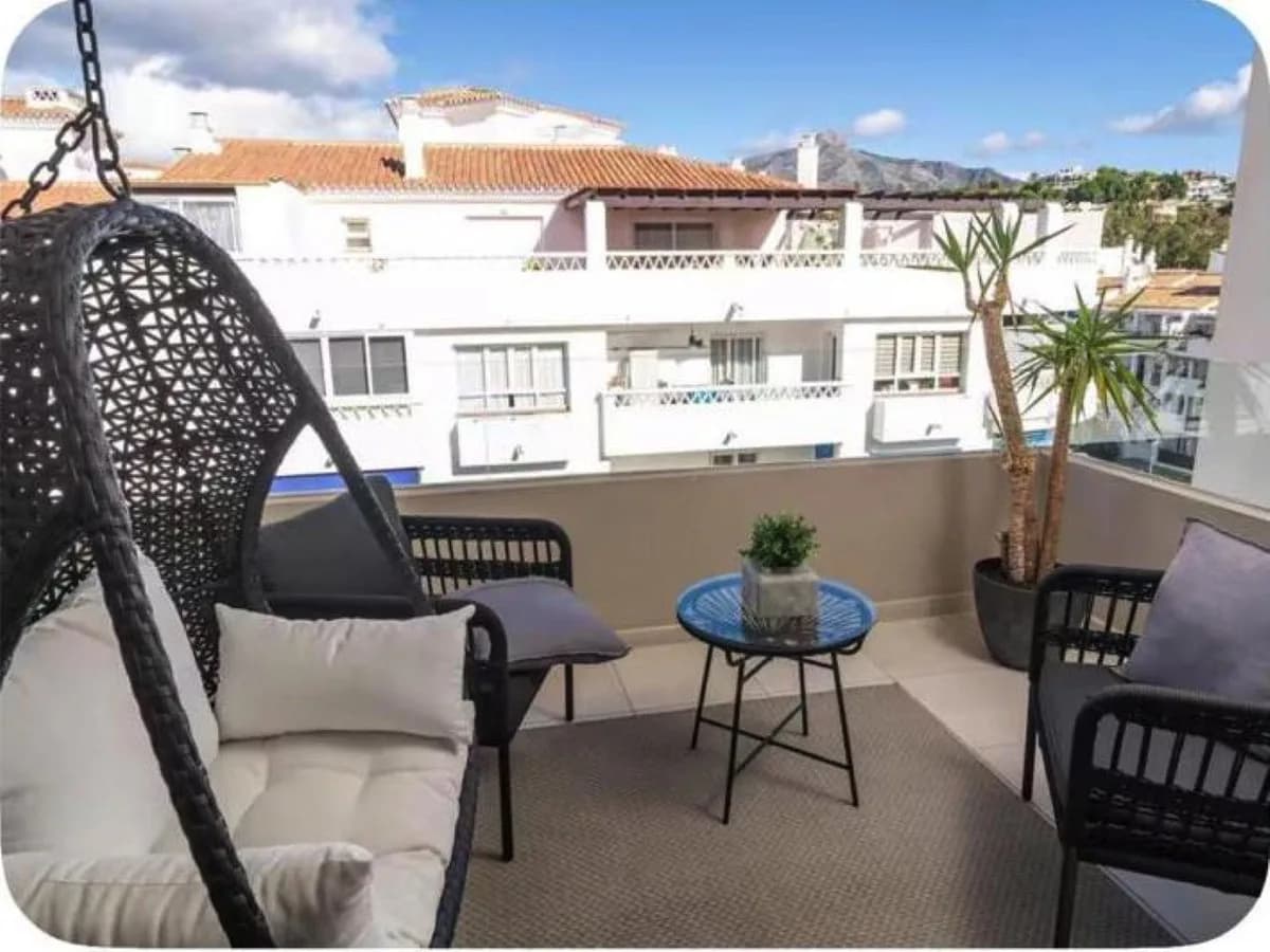 3 Bedroom Middle Floor Apartment for Sale in Nueva Andalucía, Málaga - Image 7