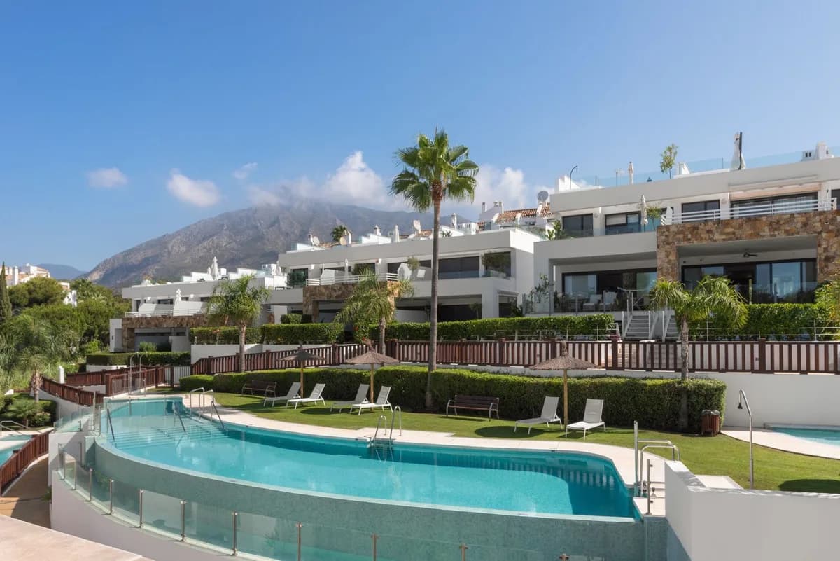 3 Bedroom Townhouse for Sale in The Golden Mile, Málaga - Image 2