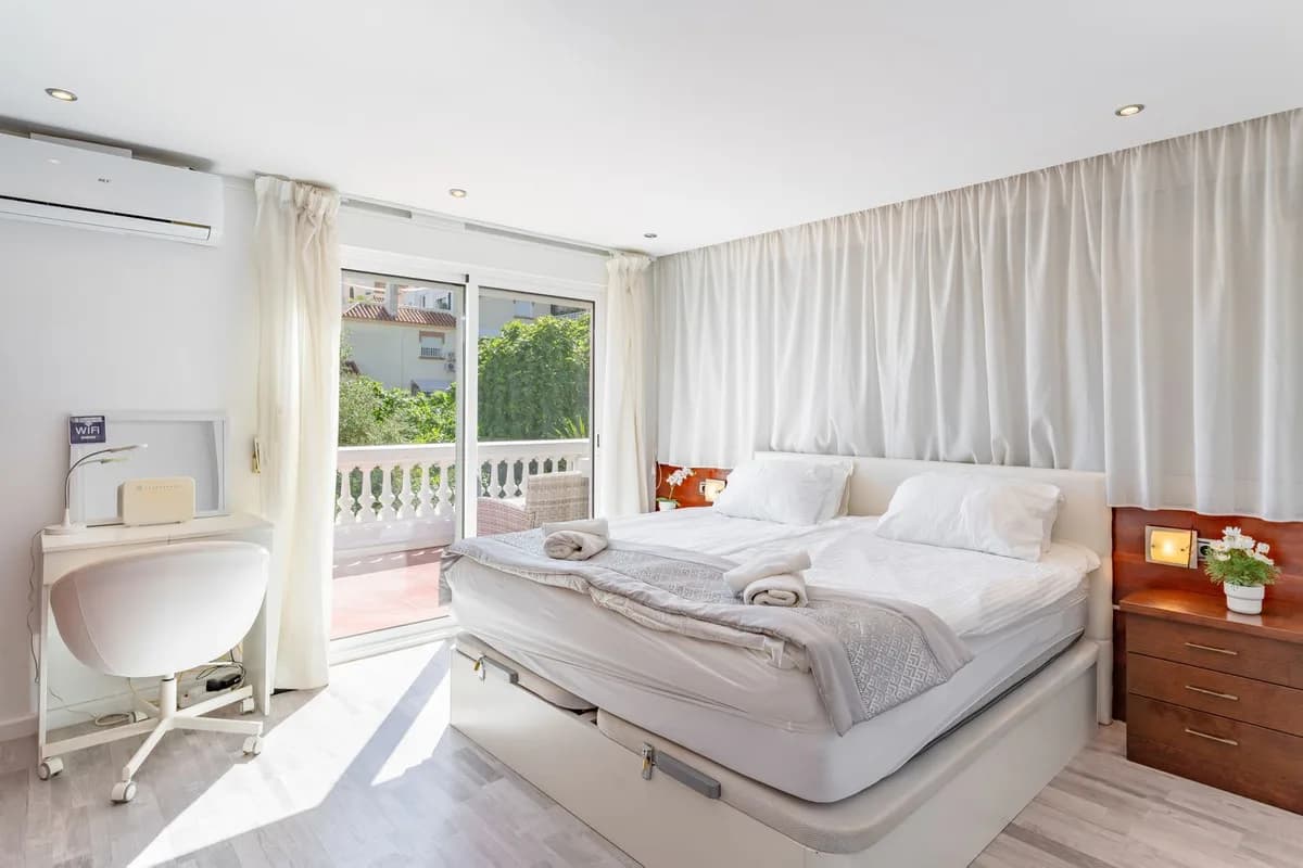 3 Bedroom Penthouse for Sale in La Carihuela, Málaga - Image 5