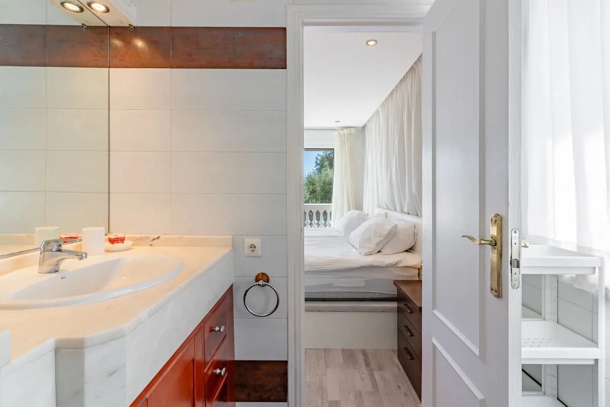 3 Bedroom Penthouse for Sale in La Carihuela, Málaga - Image 8