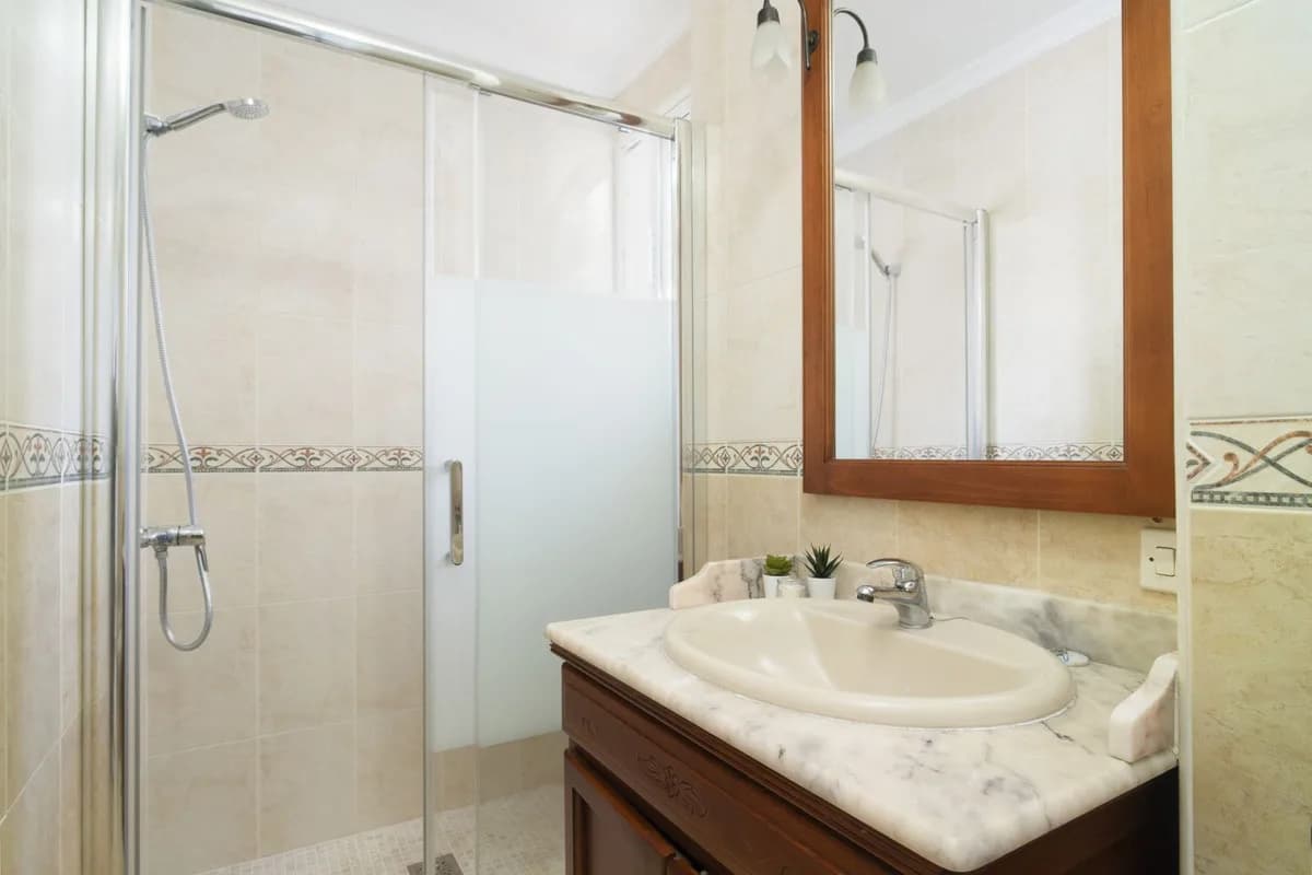 2 Bedroom Top Floor Apartment for Sale in Marbella, Málaga - Image 9