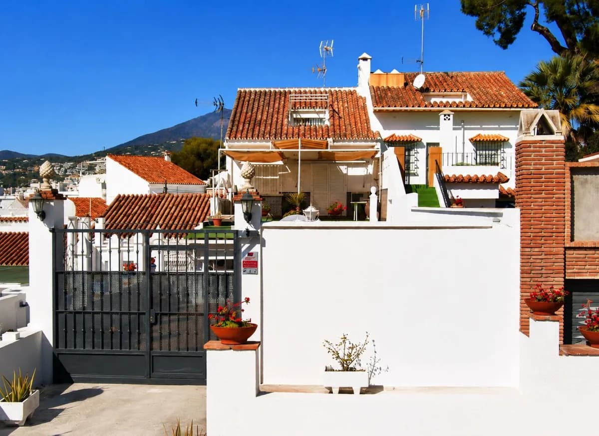 4 Bedroom Townhouse for Sale in Nueva Andalucía, Málaga