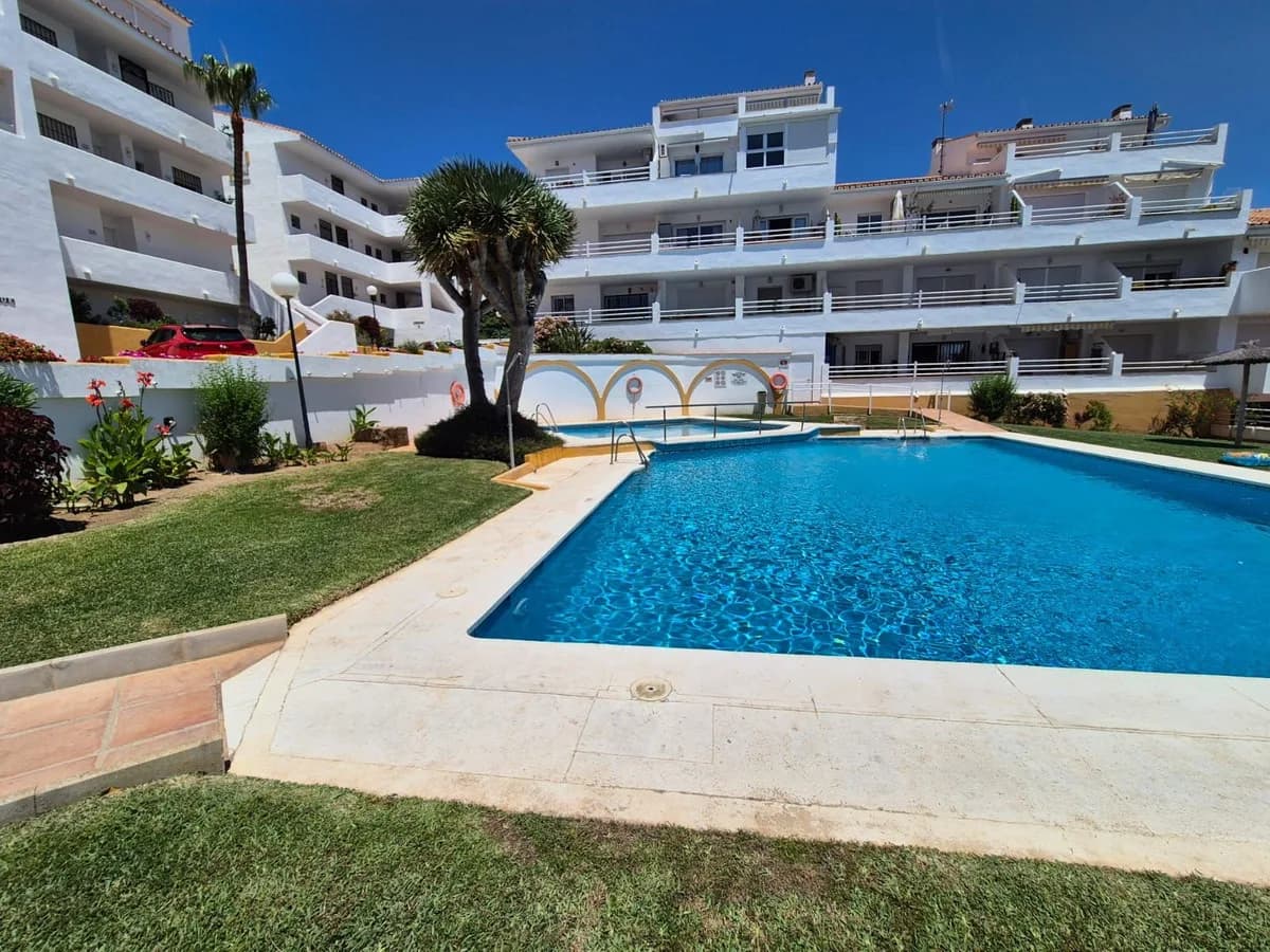 2 Bedroom Middle Floor Apartment for Sale in Riviera del Sol, Málaga - Image 2