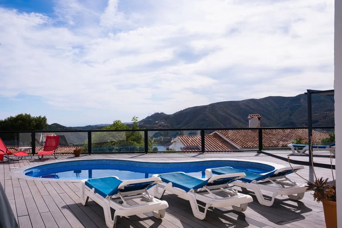 4 Bedroom Detached Villa for Sale in Istán, Málaga - Image 3
