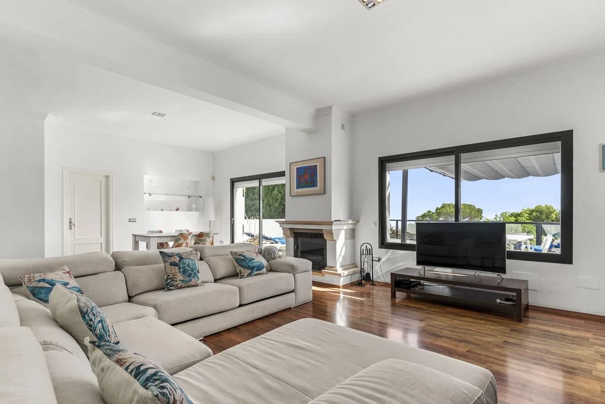 4 Bedroom Detached Villa for Sale in Istán, Málaga - Image 5