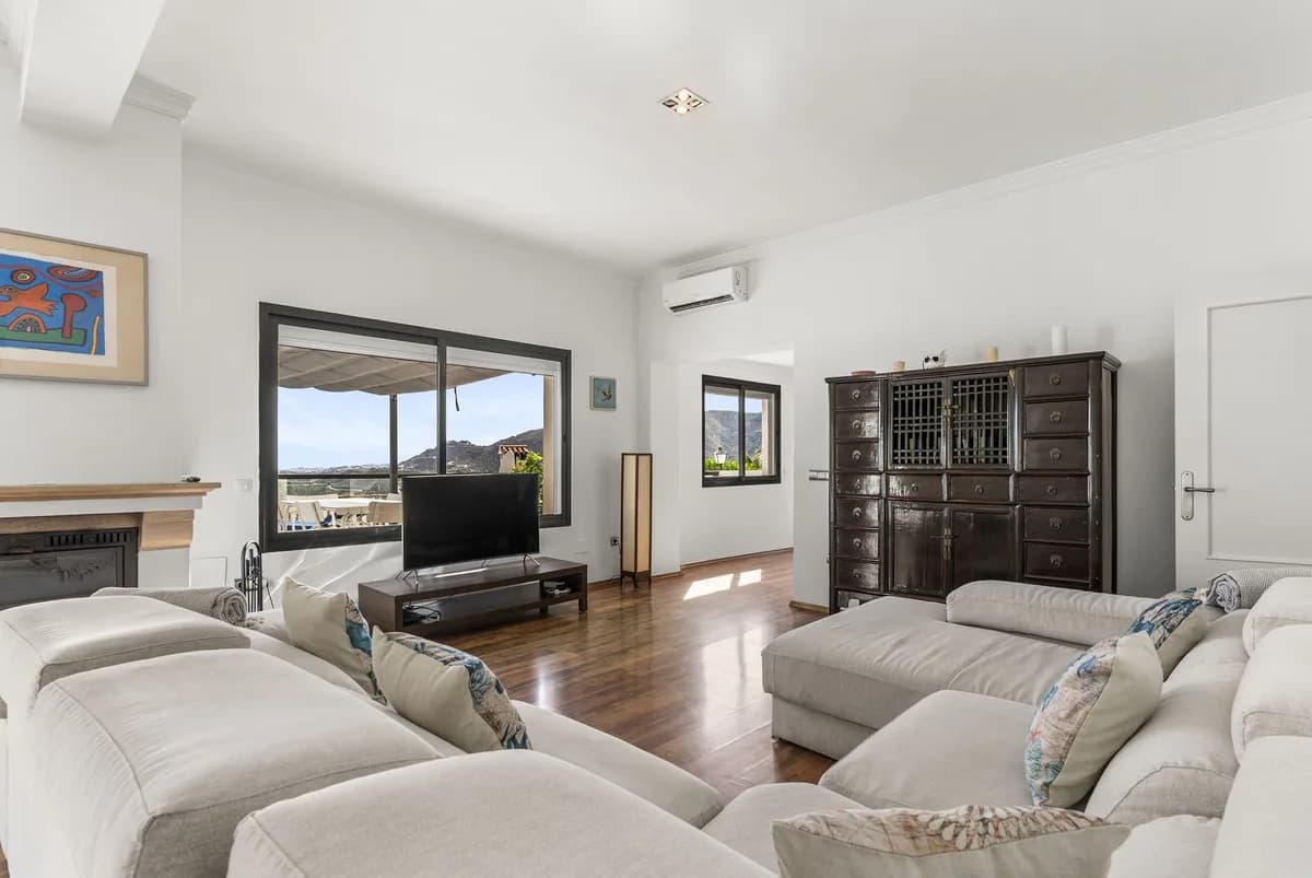 4 Bedroom Detached Villa for Sale in Istán, Málaga - Image 7
