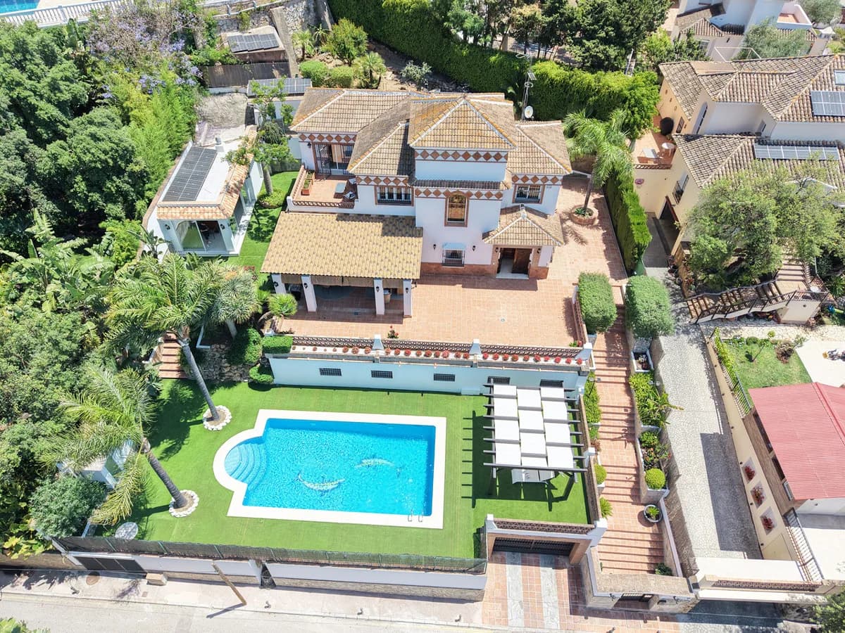 4 Bedroom Detached Villa for Sale in Elviria, Málaga