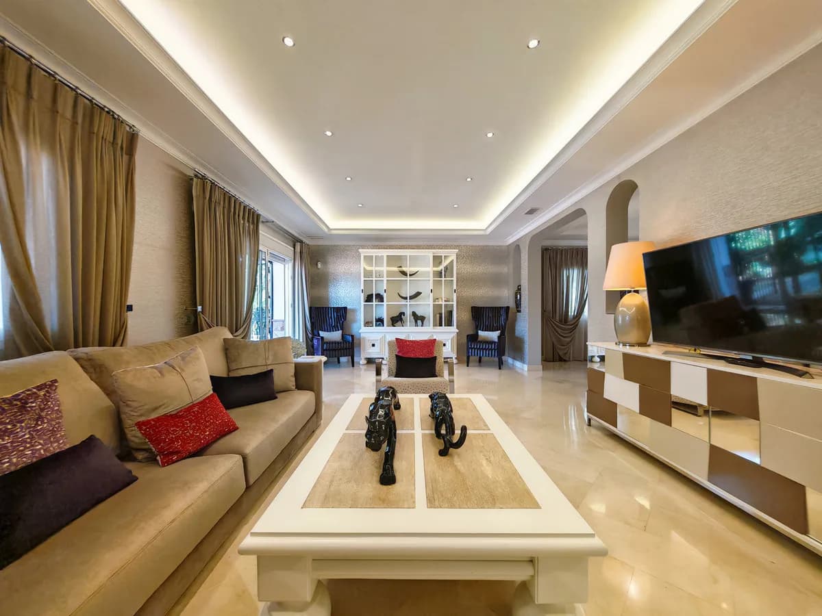 4 Bedroom Detached Villa for Sale in Elviria, Málaga - Image 3