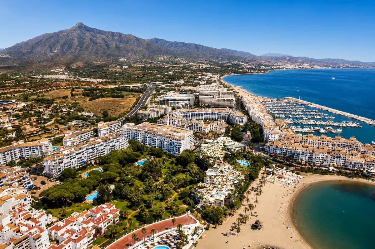 2 Bedroom Ground Floor Apartment for Sale in Puerto Banús, Málaga - Image 5
