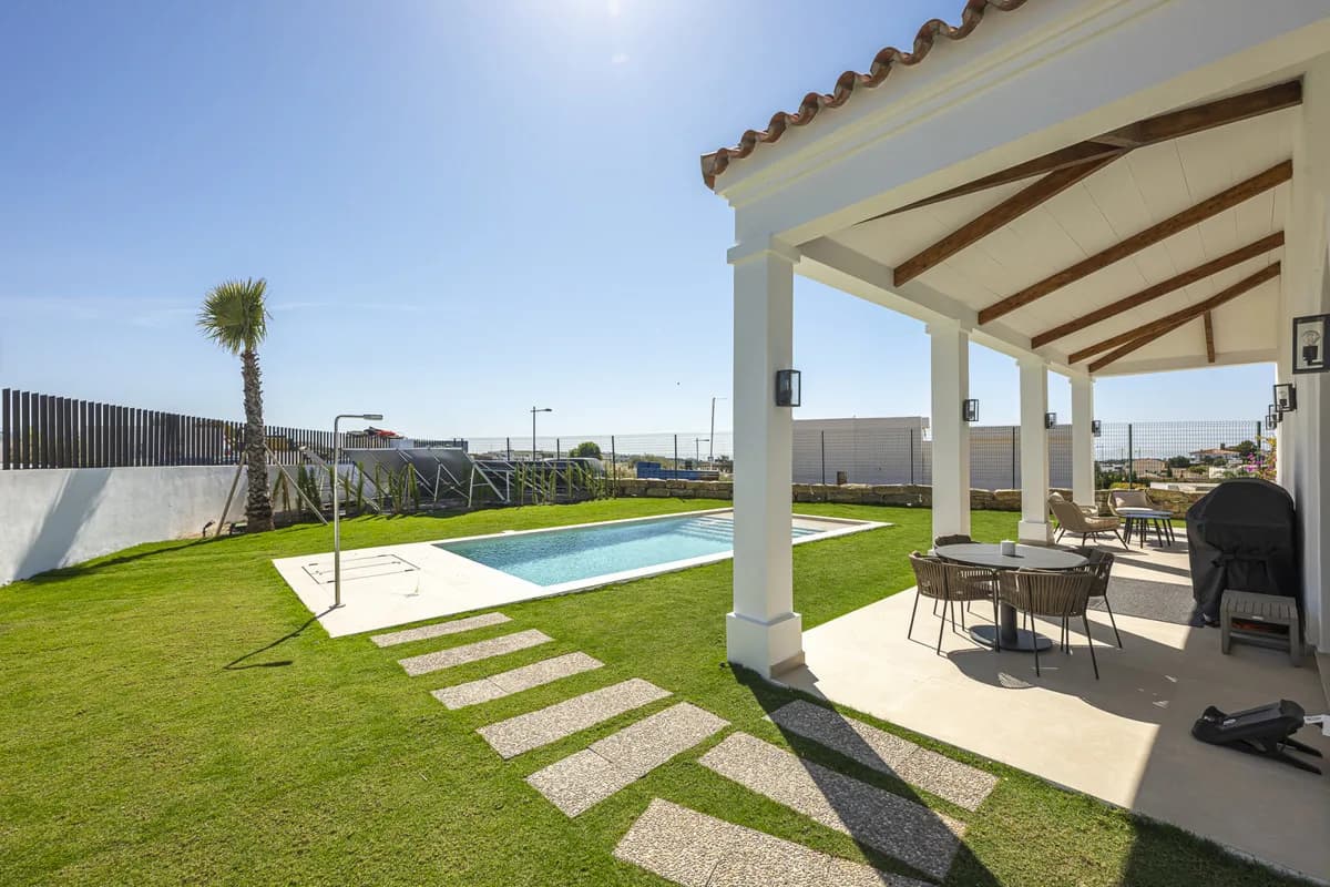 4 Bedroom Detached Villa for Sale in Estepona, Málaga - Image 5