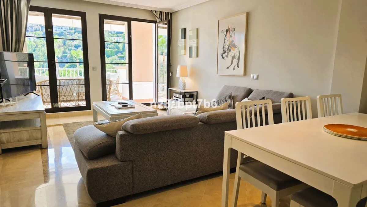 3 Bedroom Middle Floor Apartment for Sale in Los Arqueros, Málaga - Image 2