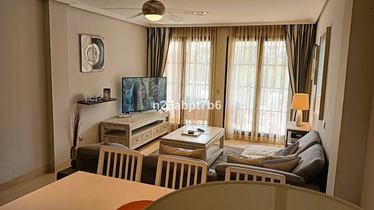 3 Bedroom Middle Floor Apartment for Sale in Los Arqueros, Málaga - Image 4