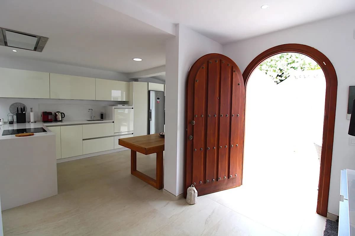 4 Bedroom Semi-Detached House for Sale in Aloha, Málaga - Image 2